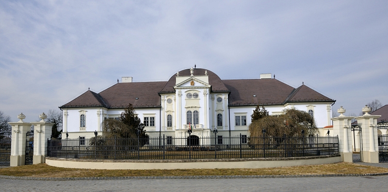 A Forgách -kastély épülete, melyben jelenleg a Kubinyi Ferenc Múzeum található.