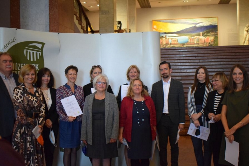 A Családbarát Múzeum címet elnyert intézmények képviselőinek csoportképe.