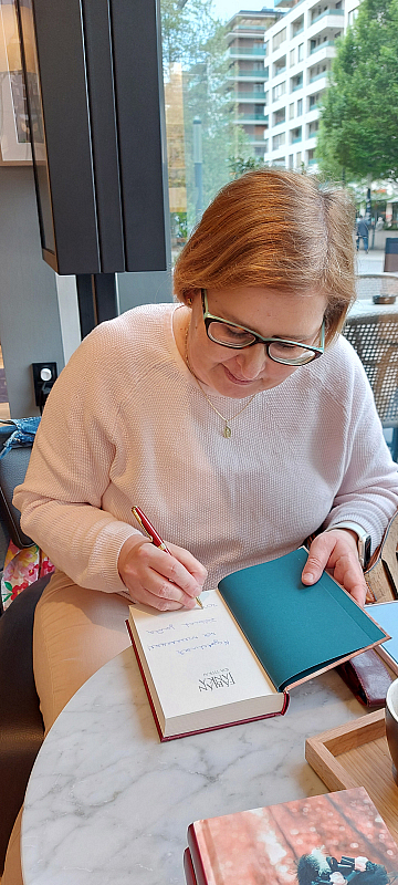 Fábián Janka írónő dedikálja az Ida titkai című kötetet
