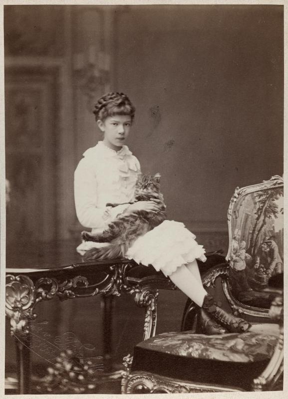 Mária Valéria főhercegnő angóra kandúrjával. Othmar Türk von Ramstein felvétele, 1870-es évek vége