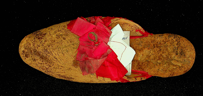 Erzsébet királyné tölgyfatapló papucsa. Isaszegi erdészek készítették.
Leltári száma: T-2021.1.4. Isaszegi Múzeumi Kiállítóhely tulajdona 