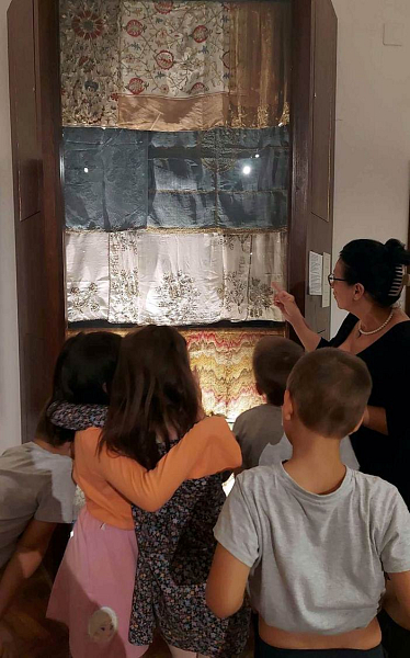 Úrasztali terítőket nézünk A Dunamellék református egyházművészete című kiállításban